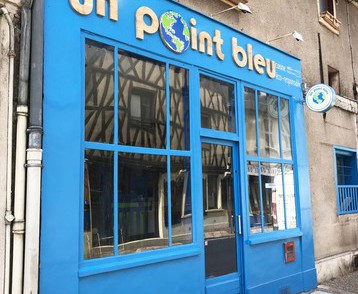 UN POINT BLEU